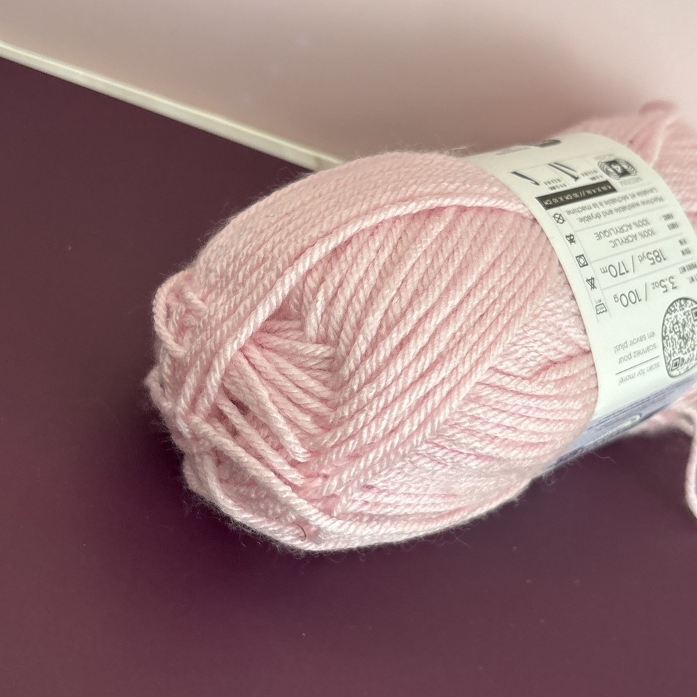 Lion Brand Basic Stitch Yarn Baby Pink #4 Medium Anti-Pilling 3.5 oz 185 yd - Picture 4 of 5
